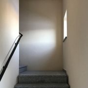 Im Treppenhaus mit kritischen Lichtverhältnissen